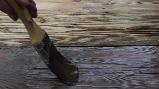 Festés régi fa Planken kefével olajfestékkel - Felvétel, videó
