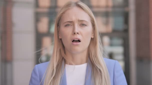 Genç Businesswoman zarar açık tarafından üzgün - Video, Çekim