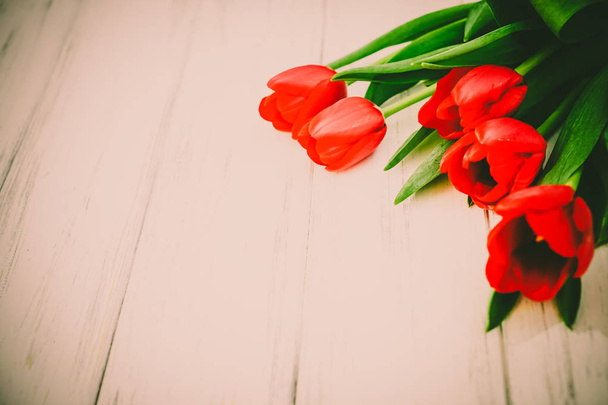 Fundo de tulipas em uma madeira
 - Foto, Imagem