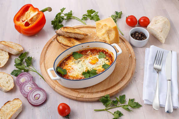 Desayuno italiano con ingredientes en la mesa
 - Foto, imagen