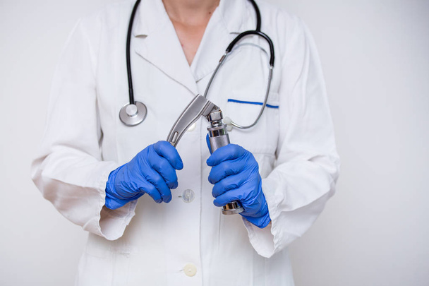 Médico de la mano sosteniendo laringoscopio, aislado sobre fondo blanco, espacio de copia
 - Foto, imagen