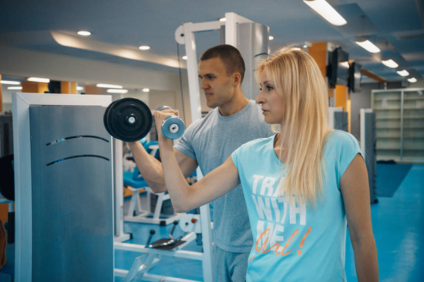 Personal Training im Fitnessstudio - Foto, Bild