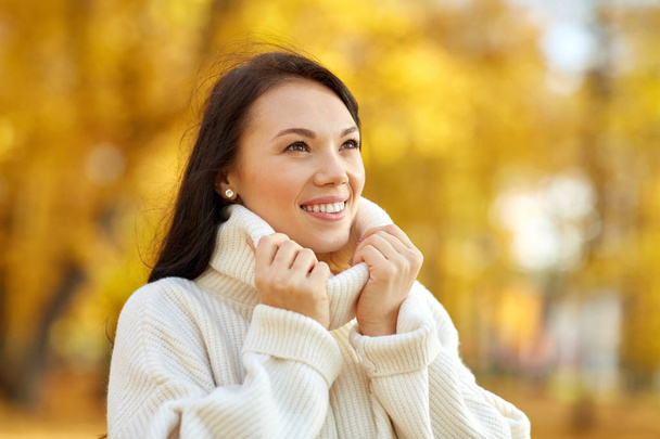 portrait of happy young woman in autumn park - Fotó, kép