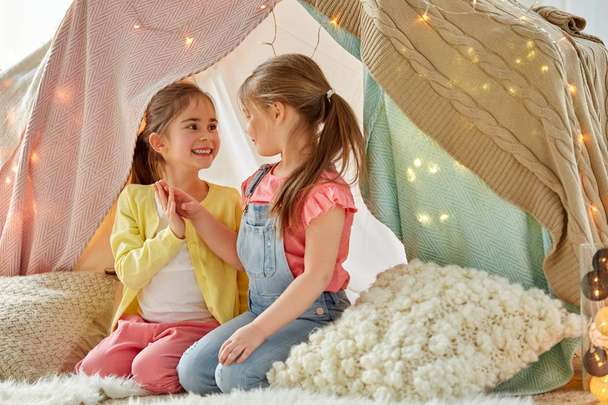 little girls talking in kids tent at home - Foto, afbeelding