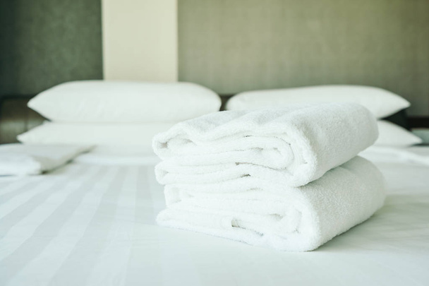 Witte handdoek op bed decoratie interieur - Foto, afbeelding