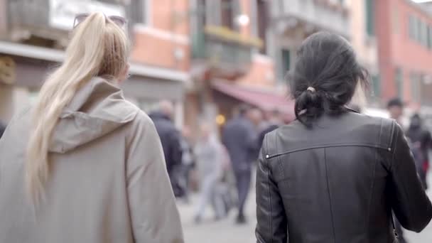 Two girls are walking in Venice. Girlfriends are impressed by the famous city. Tourism in Europe. Spring - Video, Çekim