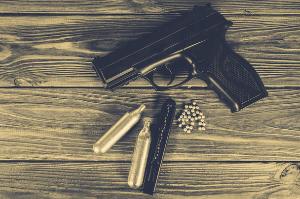 Пневматический пистолет, мишень и пули
 - Фото, изображение