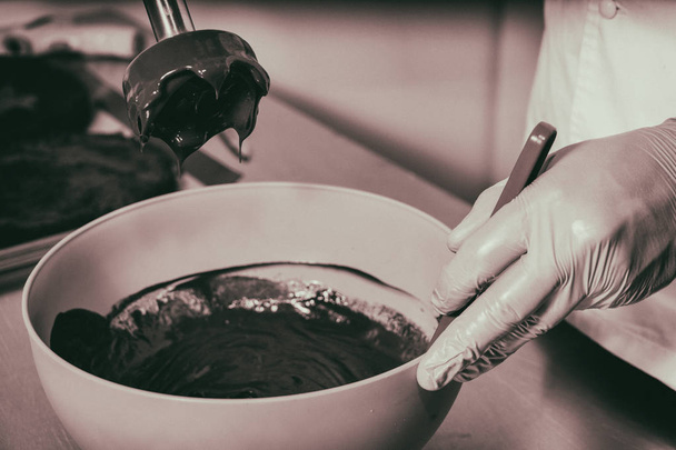 Keverő a csokoládé mázzal. Torta főzés - Fotó, kép