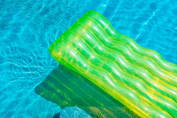 Colorido anillo de natación o flotador de goma alrededor del agua de la piscina
 - Foto, Imagen
