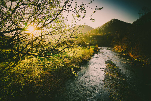 Elegantní řeky a horské panorama - Fotografie, Obrázek