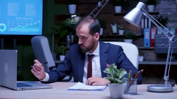 Väsynyt ja ylityöllistetty liikemies myöhään yöllä toimistossa
 - Materiaali, video