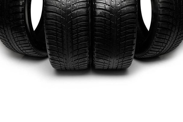 Nové zimní automobilové pneumatiky s moderním schodnem izolovaným na bílém - Fotografie, Obrázek