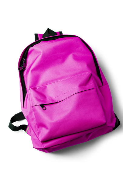 Widok z góry różowy szkolny plecak na białym tle. - Zdjęcie, obraz