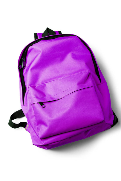 Widok z góry purpurowy plecak szkolny na białym tle. - Zdjęcie, obraz