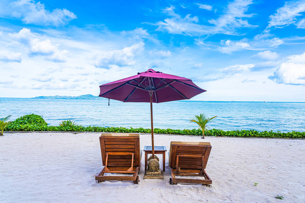 Bela paisagem de praia mar oceano com plataforma de cadeira vazia e
 - Foto, Imagem