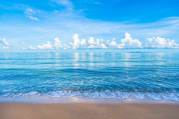 白い雲の青い空と美しい熱帯のビーチ海と - 写真・画像