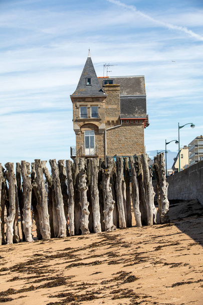 Большой волнорез, 3000 стволов для защиты города от приливов в Сен-Мало, Иль-э-Вилен, Бретань, Франция - Фото, изображение