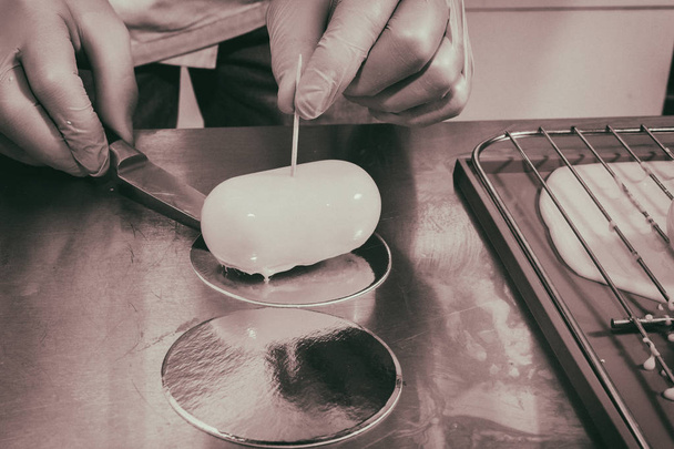 Preparación de brownies con glaseado amarillo
 - Foto, imagen