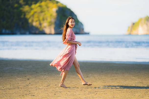 Портрет молодой красивой азиатской женщины ходить улыбка и счастлив на
 - Фото, изображение