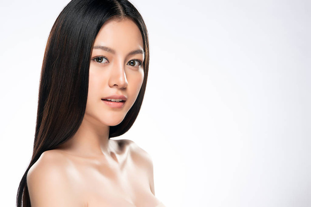 Красивая молодая азиатка с чистой свежей кожей, - Фото, изображение