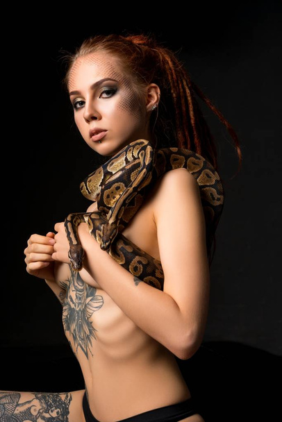 Tattooed woman with python shot - Foto, afbeelding
