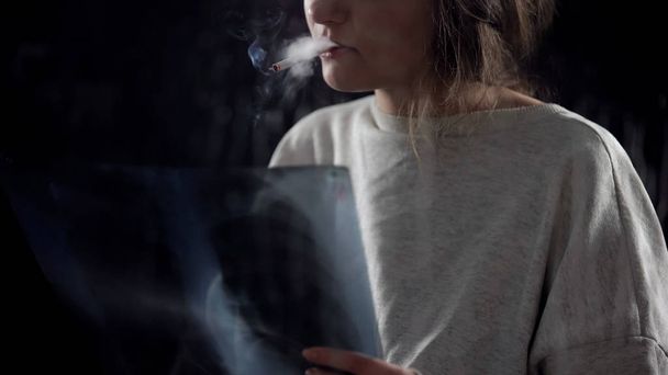 Femme frustrée avec cigarette regardant les poumons radiographie, maladie incurable
 - Photo, image