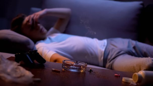 Teini-ikäinen tumputtamassa tupakkaa, huonot ystävät vaikuttavat, kiusallinen ikä protesti
 - Valokuva, kuva