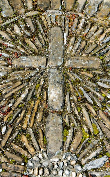 Christelijke kruis steenwerk detail van een oude kasseien plein - Foto, afbeelding