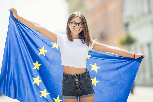 Roztomilá šťastná mladá dívka s vlajkou Evropské unie v - Fotografie, Obrázek