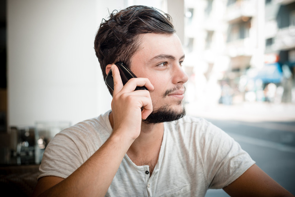 junger stilvoller Mann mit Telefon - Foto, Bild