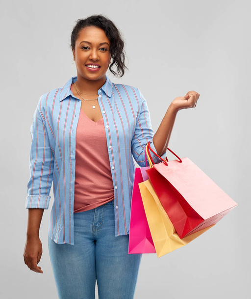 happy african american woman with shopping bags - Foto, Imagen