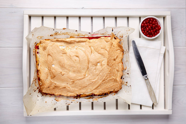 Torta de fruta de groselha vermelha com merengue por cima. Vista superior
. - Foto, Imagem