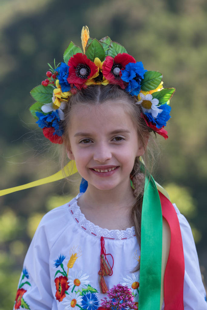 Ukrán lány a népviselet - Fotó, kép