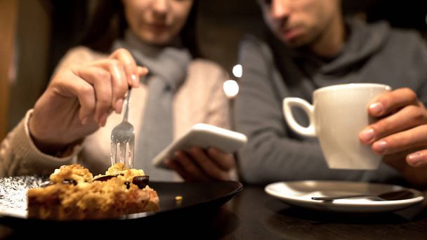 Kobieta i mężczyzna przyjaciółmi siedząc w kawiarni, ciesząc się czas razem, rozmowy - Zdjęcie, obraz