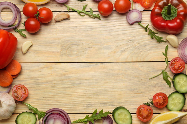 Ingredience pro vaření salátu. rám různé zeleniny a koření, rajčata, cibule, okurka, pepř a ovoce na přírodním dřevěném stole. pohled shora. - Fotografie, Obrázek