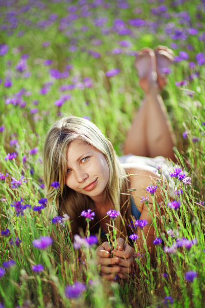 Girl in floral field - Φωτογραφία, εικόνα
