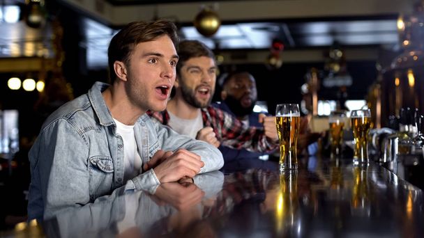 Male friend watching tournament in pub, cheering for victory of national team - Photo, Image