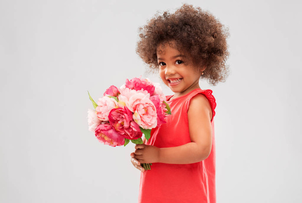 szczęśliwy african american dziewczynka z kwiatami - Zdjęcie, obraz