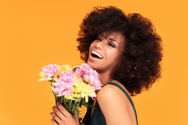 Beauty afro woman with fresh flowers. - Foto, Imagen
