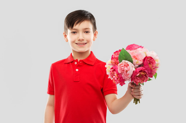 smiling boy with bunch of peony flowers - Foto, afbeelding