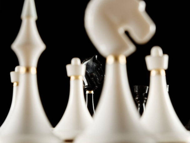 shakki kappaletta aluksella mustalla pohjalla
 - Valokuva, kuva