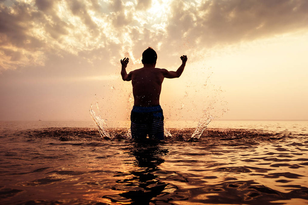 Szczęśliwy człowiek w wodzie - Zdjęcie, obraz