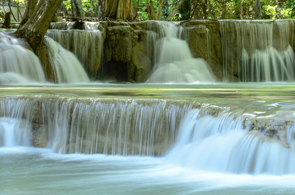 Huaymaekamin Cachoeira em Kanchanaburi Tailândia
. - Foto, Imagem