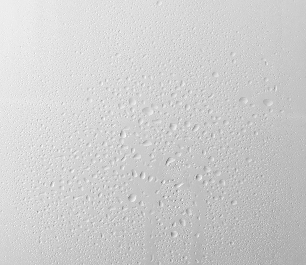 Gyöngyös vízcseppek a fehér felület - Fotó, kép