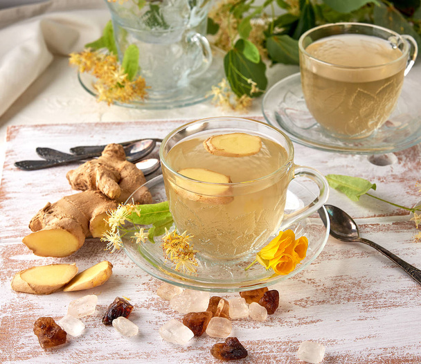 przezroczysta filiżanka herbaty ziołowej i kawałków imbiru - Zdjęcie, obraz