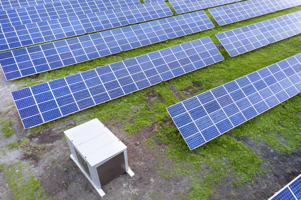 Grand champ de panneaux solaires photovoltaïques système produisant renouveler
 - Photo, image