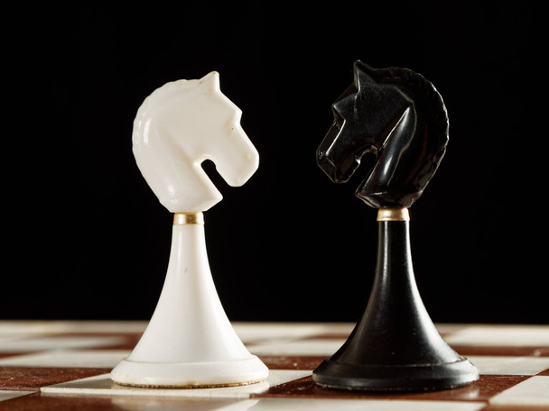 黒い背景のボード上のチェスの作品 - 写真・画像
