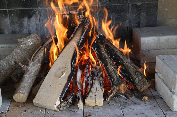 Fogo, chama e lenha quente para grelhar
 - Foto, Imagem