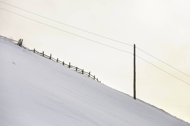 Winterlandschaft. steiler Berghang mit elektrischem Strom l - Foto, Bild