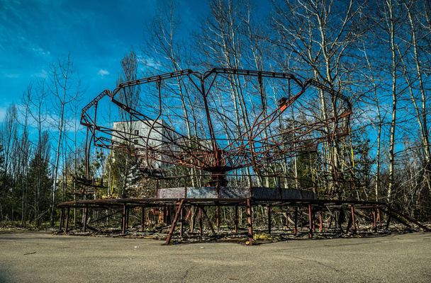 Παλιός τροχός λούνα παρκ στην πόλη φάντασμα του Πριπιάτ. Συνέπειες του ατυχήματος στον πυρηνικό σταθμό Chernobil - Φωτογραφία, εικόνα